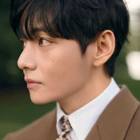 V, BTS, um dos idols na PFW SS26