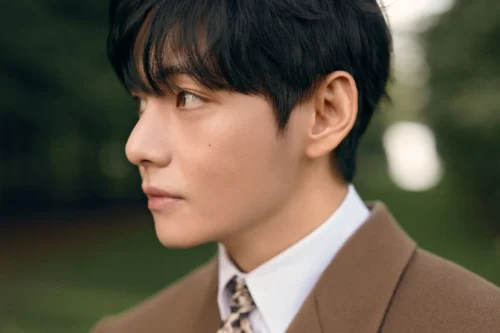 V, BTS, um dos idols na PFW SS26