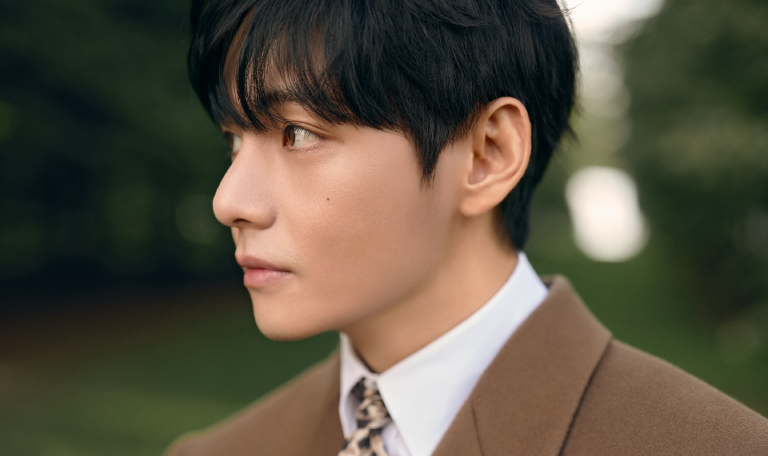 V, BTS, um dos idols na PFW SS26