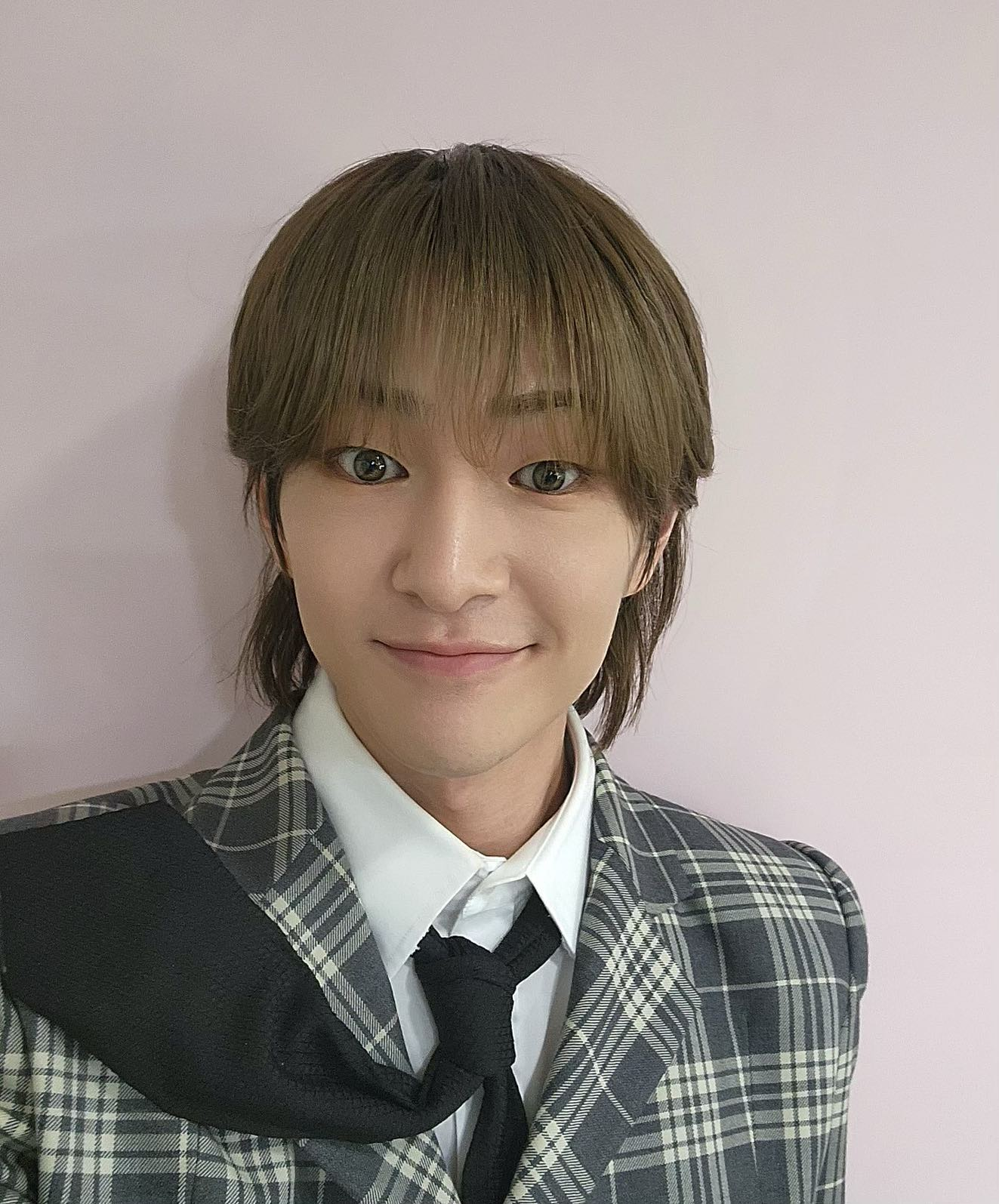 Onew, do SHINee, um dos idols com mullet