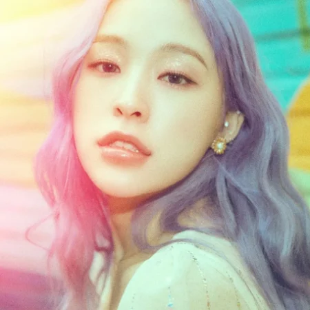 Gahyun, uma das idols com cabelo lilás