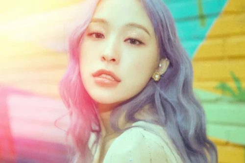 Gahyun, uma das idols com cabelo lilás