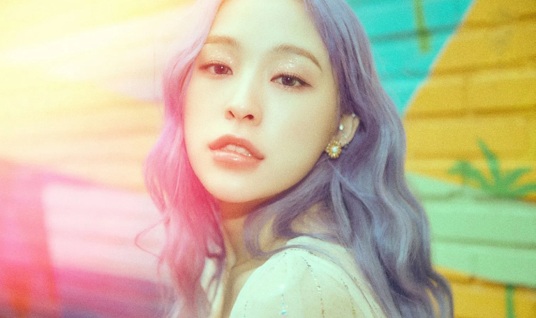 Gahyun, uma das idols com cabelo lilás