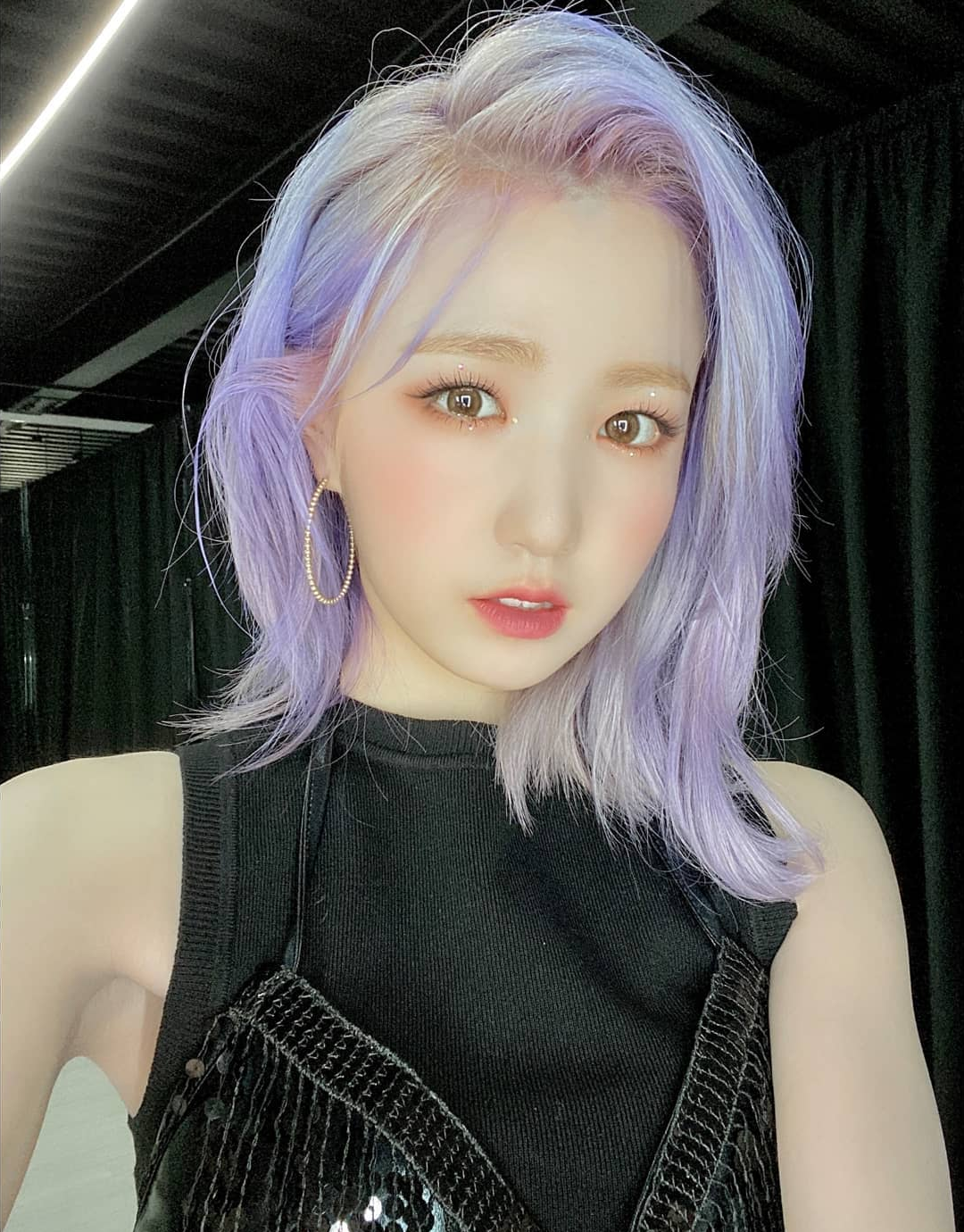 Hitomi, uma das idols com cabelo lilás da lista