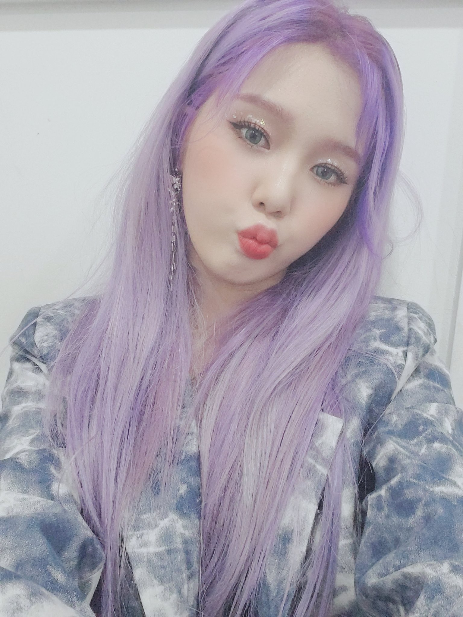 Mimi é mais uma das idols com cabelo lilás desta lista