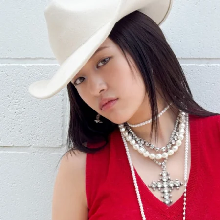 Yujin é uma das idols com estilo Cowboy desta matéria