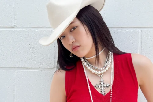 Yujin é uma das idols com estilo Cowboy desta matéria