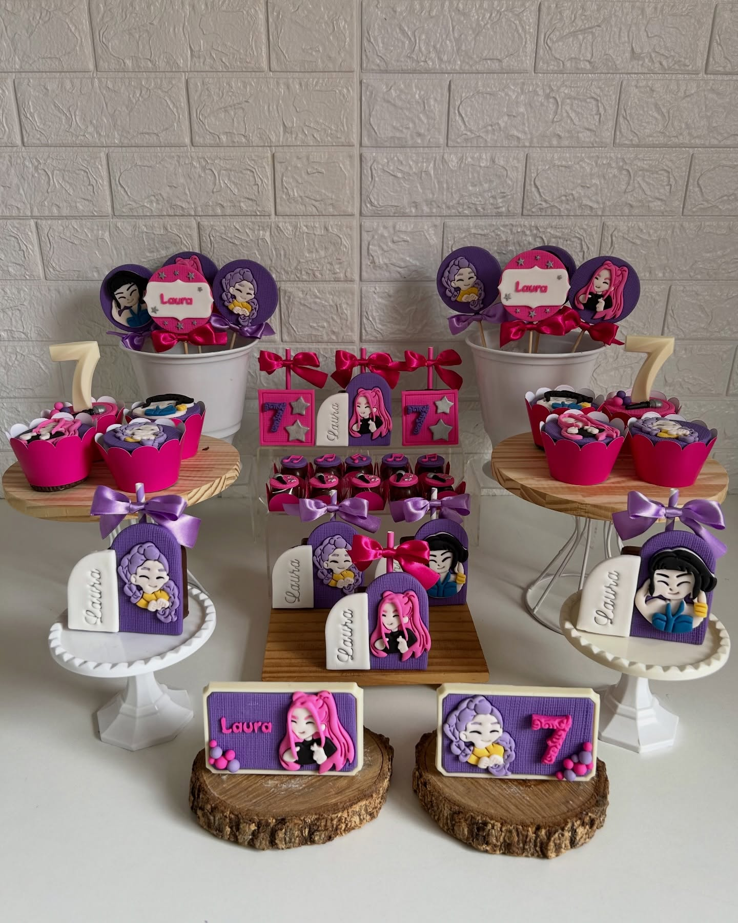 Mesa de doces de festa de Guerreiras do Kpop