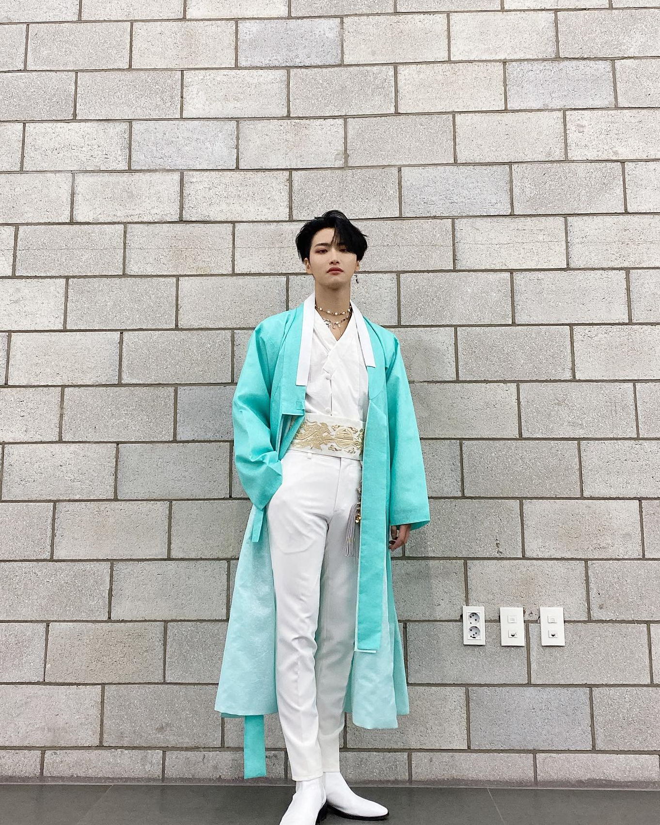 Seonghwa, do Ateez, usando um hanbok moderno