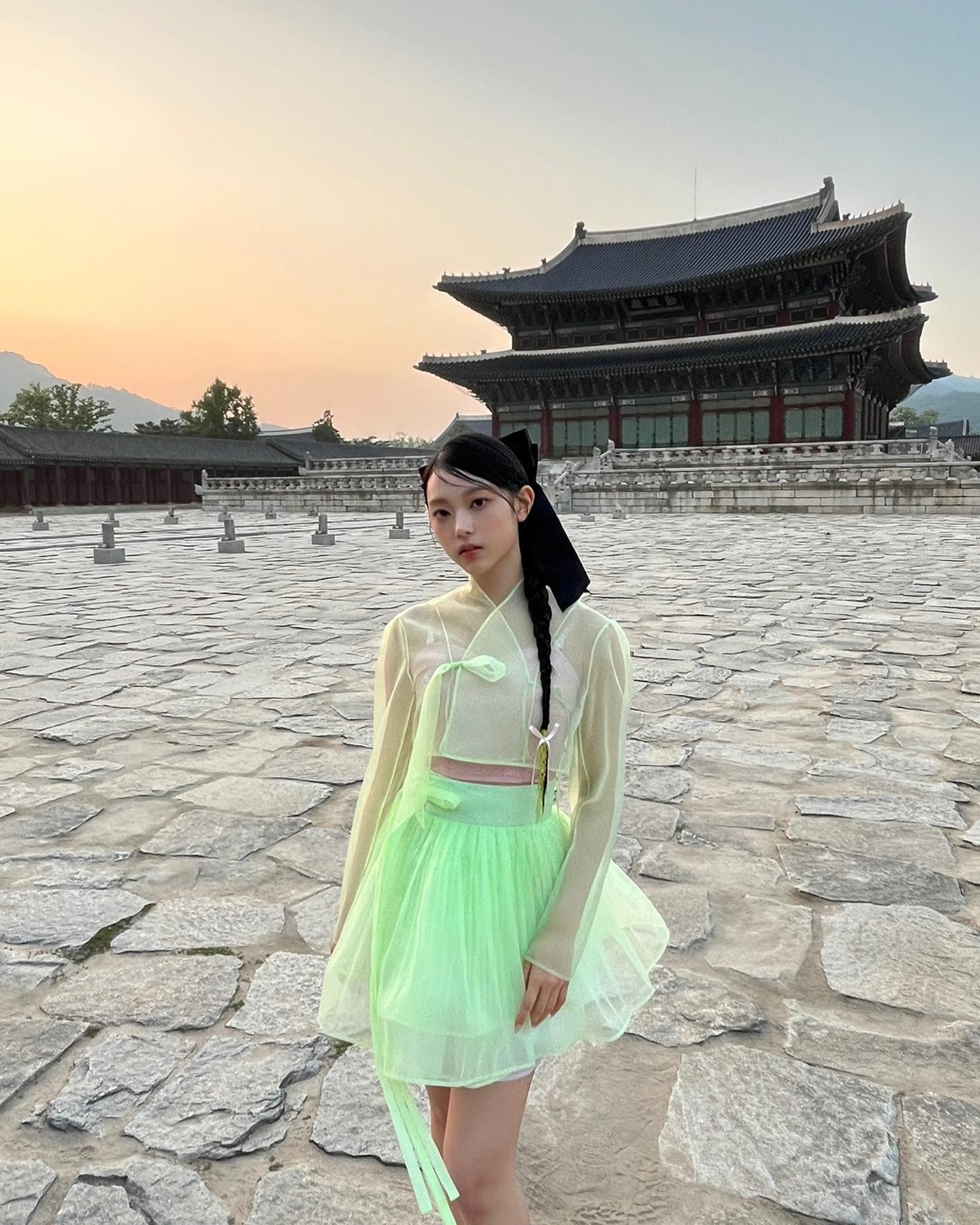 Haerin, NewJeans, usando um hanbok moderno