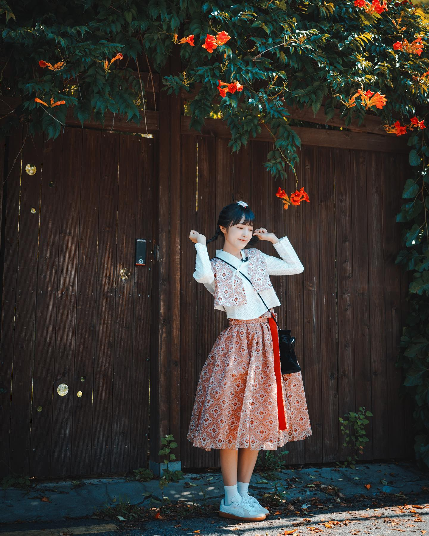 A solista Yena usando um hanbok moderno